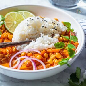 veganes Kichererbsen-Curry mit Kokosmilch auf Reis